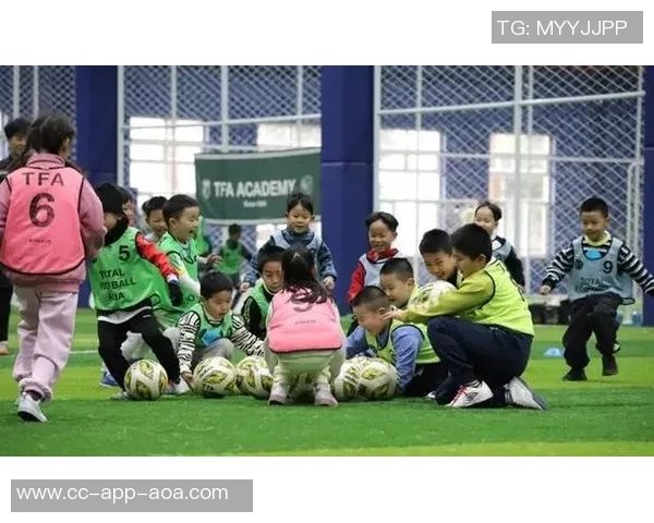 青岛西海岸引进泰山青训新星贾伟伟与王镡幼助力足球发展